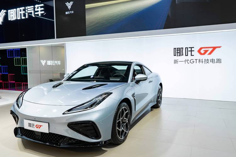 重庆251哪吒汽车在智能汽车领域的表现，领途汽车在新能源汽车市场中的影响力